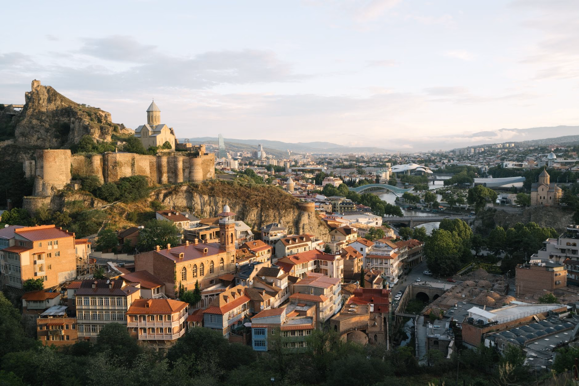 Blick über die Altstadt von Tiflis, Georgien, bei Sonnenuntergang